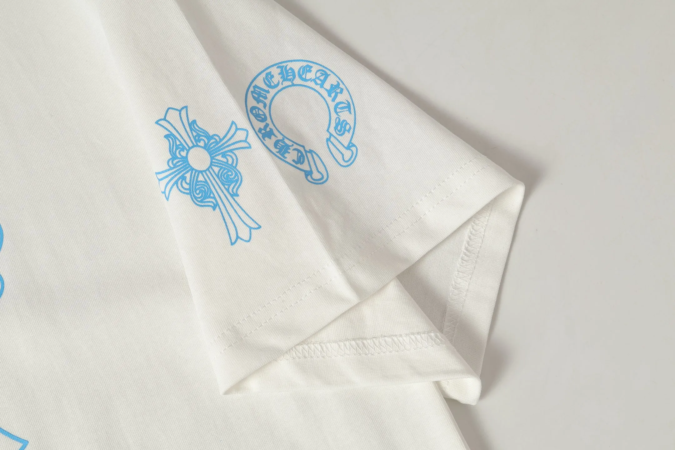 P150 Cross-border running quantity model, please do not place an order if you are pursuing quality - Chrome Hearts/Chrome Heart Cross Sanskrit short-sleeved T-shirt - High weight, high density and high quality. The wool is soft, delicate and skin-friendly. It feels soft and silky. It has excellent warmth and skin-friendly properties. - Customized weaving and dyeing, no color difference. No matter the fabric or workmanship details, it is better than the ordinary version on the market. -Colour: black white -Size: S M L XL
